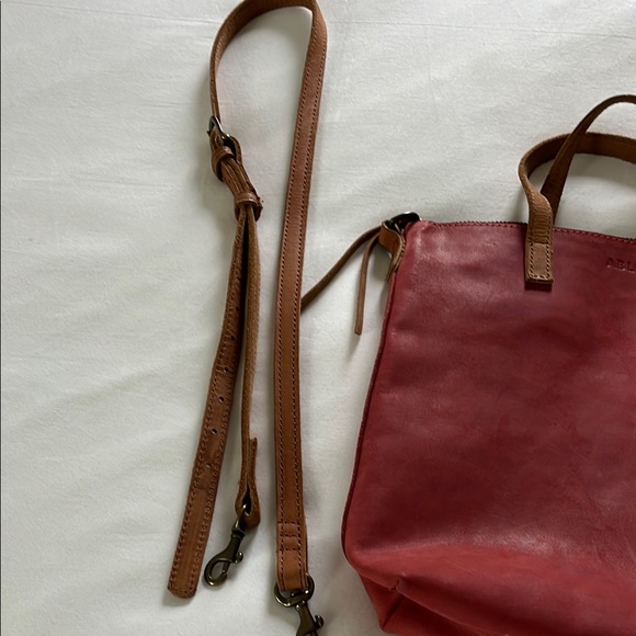Able Red and Brown Leather Tote Bag with Elegant Design - Picture 4 of 8